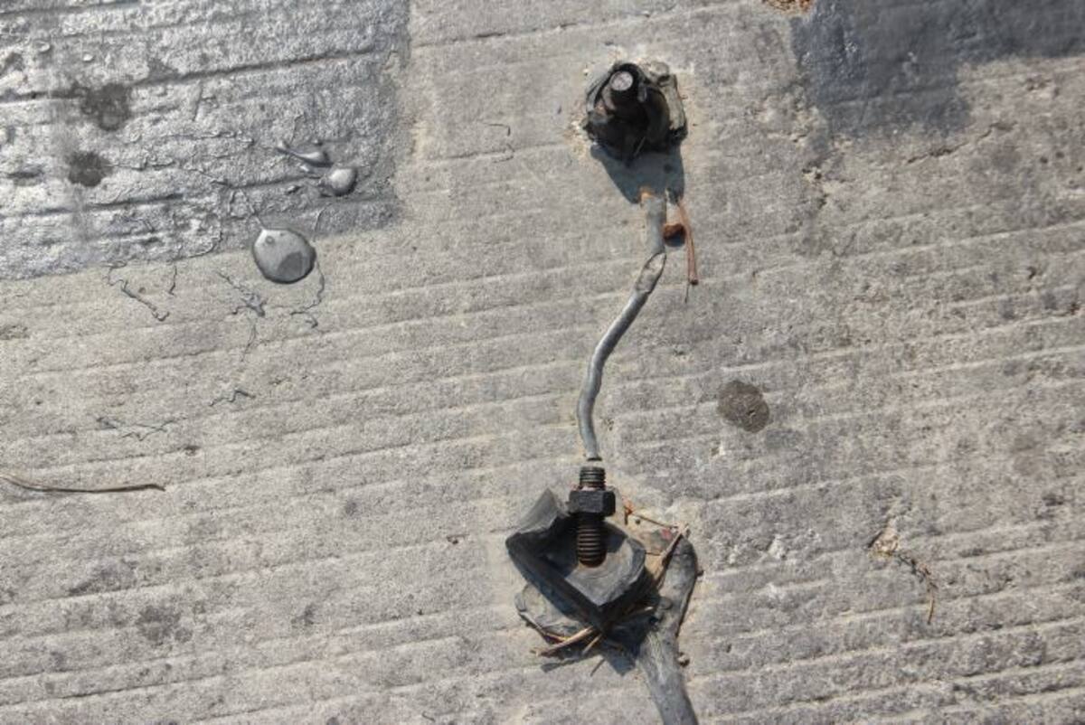 Estos tornillos a donde van amarrados los separadores, son peligrosos para los peatones y los vehículos.