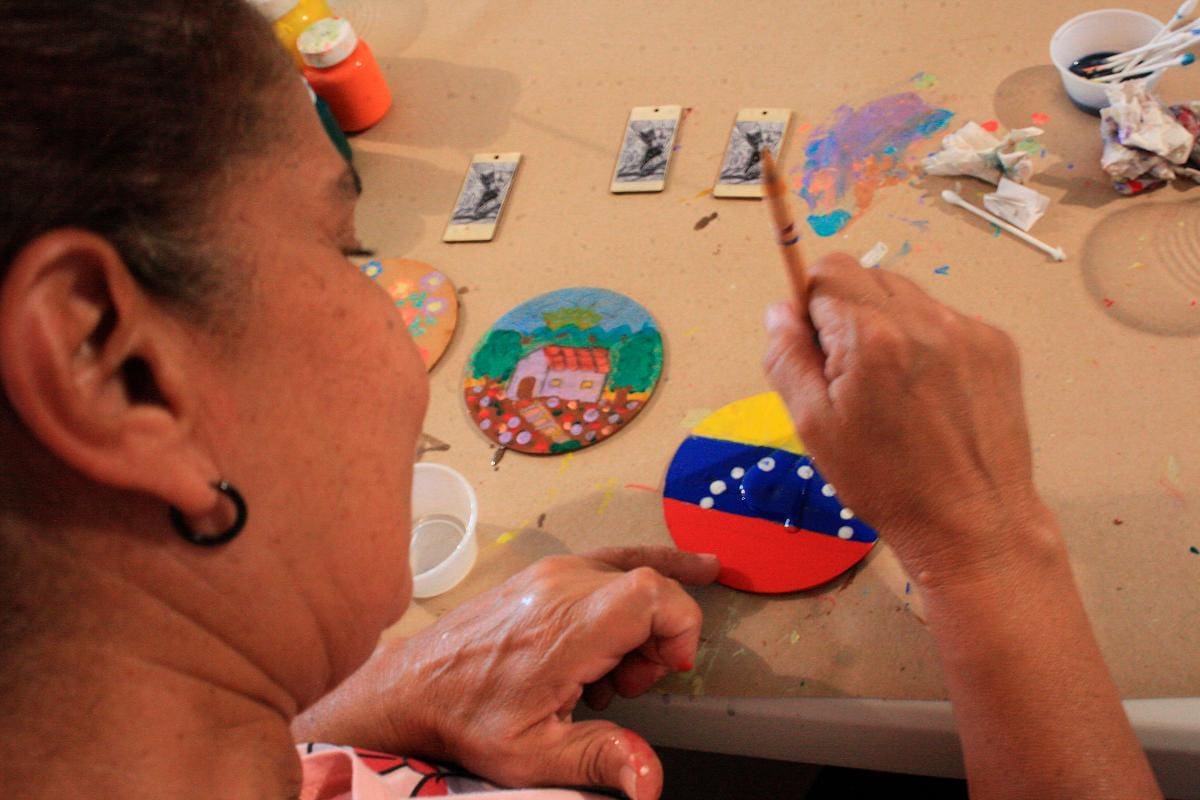 Migrantes mexicanos aprenden a elaborar artesanías para sobrevivir