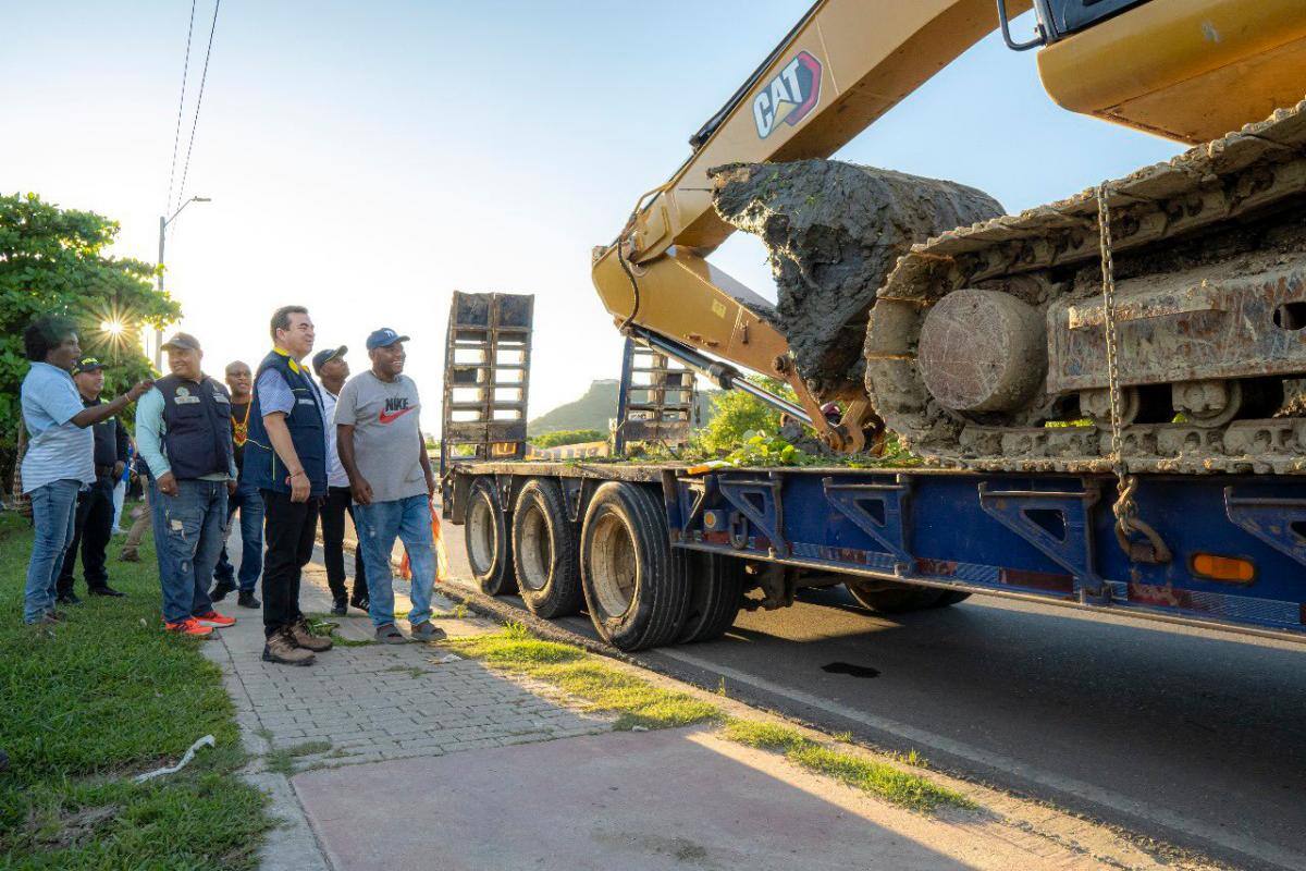 Gobierno nacional entrega maquinaria amarilla para limpieza de caños