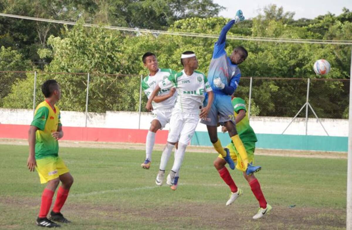 Los muchachos de la Selección Sucre celebran su clasificación, tras vencer al elenco de Bolívar. Manuel Santiago Pérez.