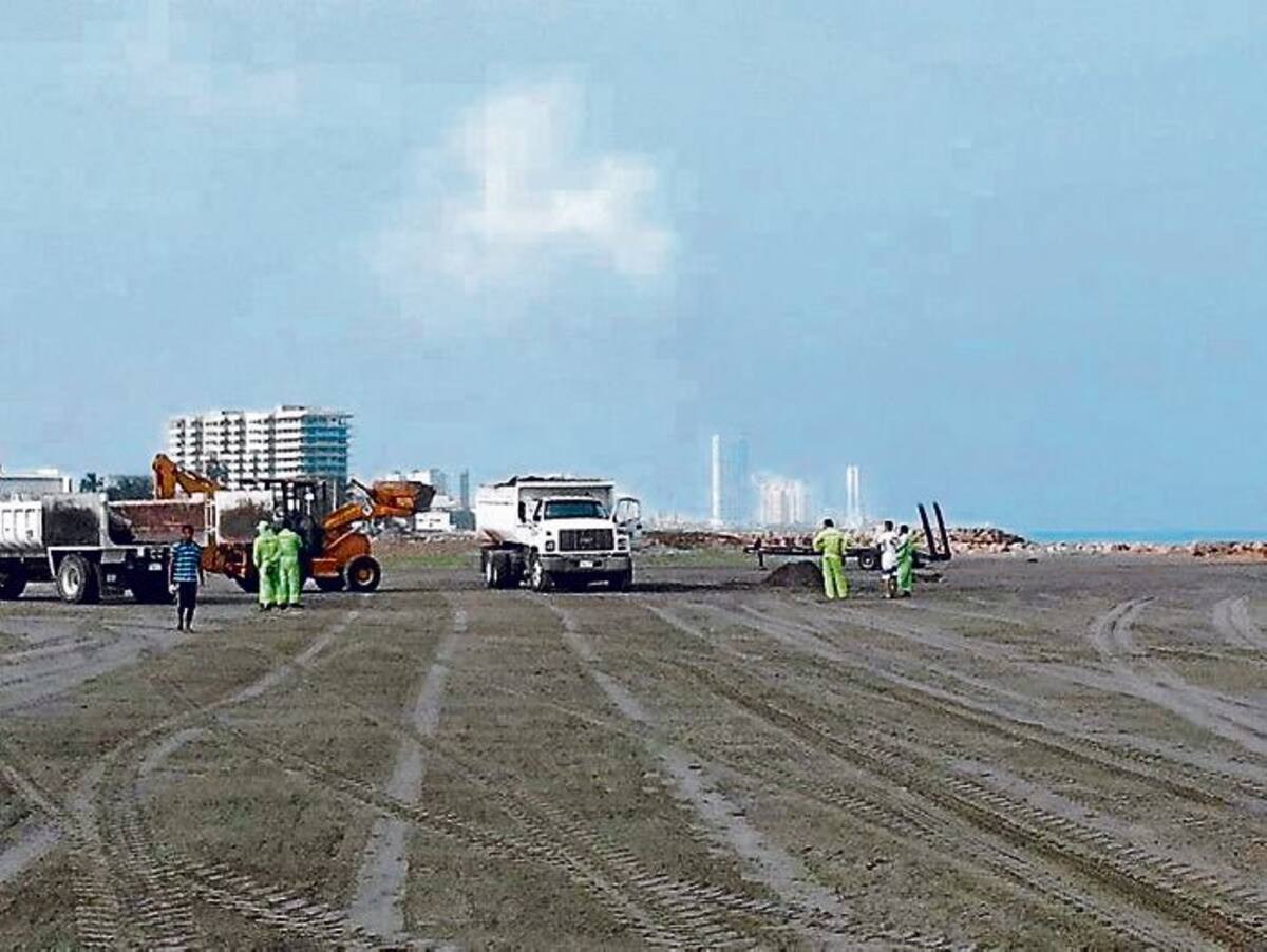 Con máquina barredora se complementó la limpieza de playas en Bocagrande.