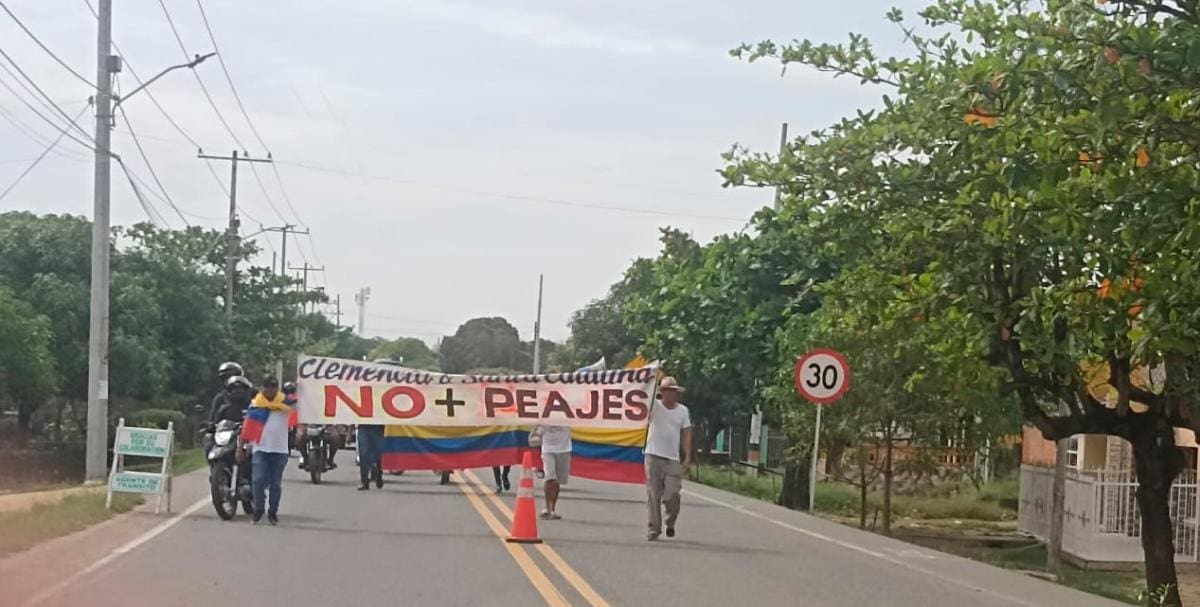 Los residentes de Clemencia protestan contra el peaje de Bayunca, exigiendo su eliminación para impulsar el desarrollo económico local. //Fotos: Cortesía