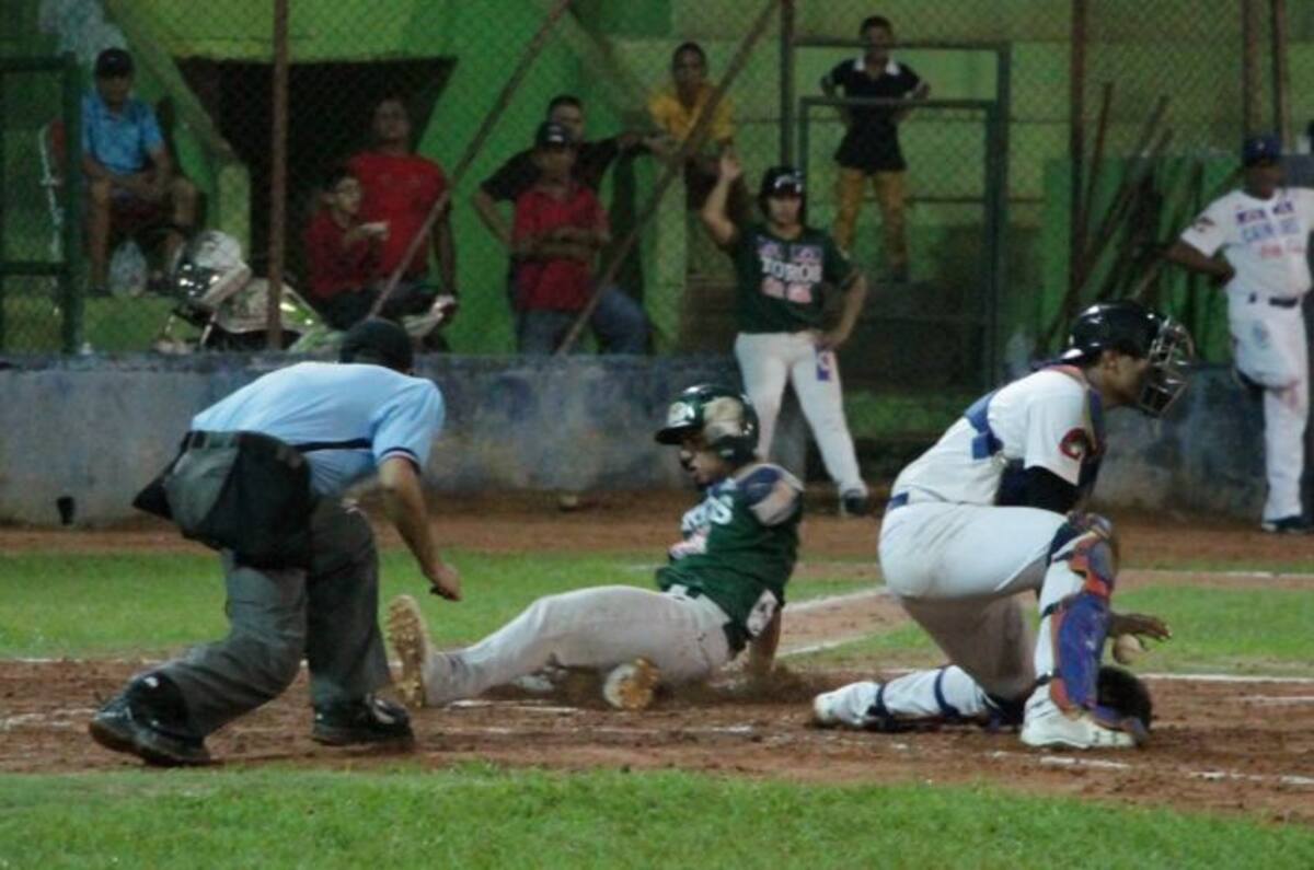Juan Camilo Zabala, de Toros, anota la séptima carrera ante Caimanes. Manuel Santiago Pérez-El Universal