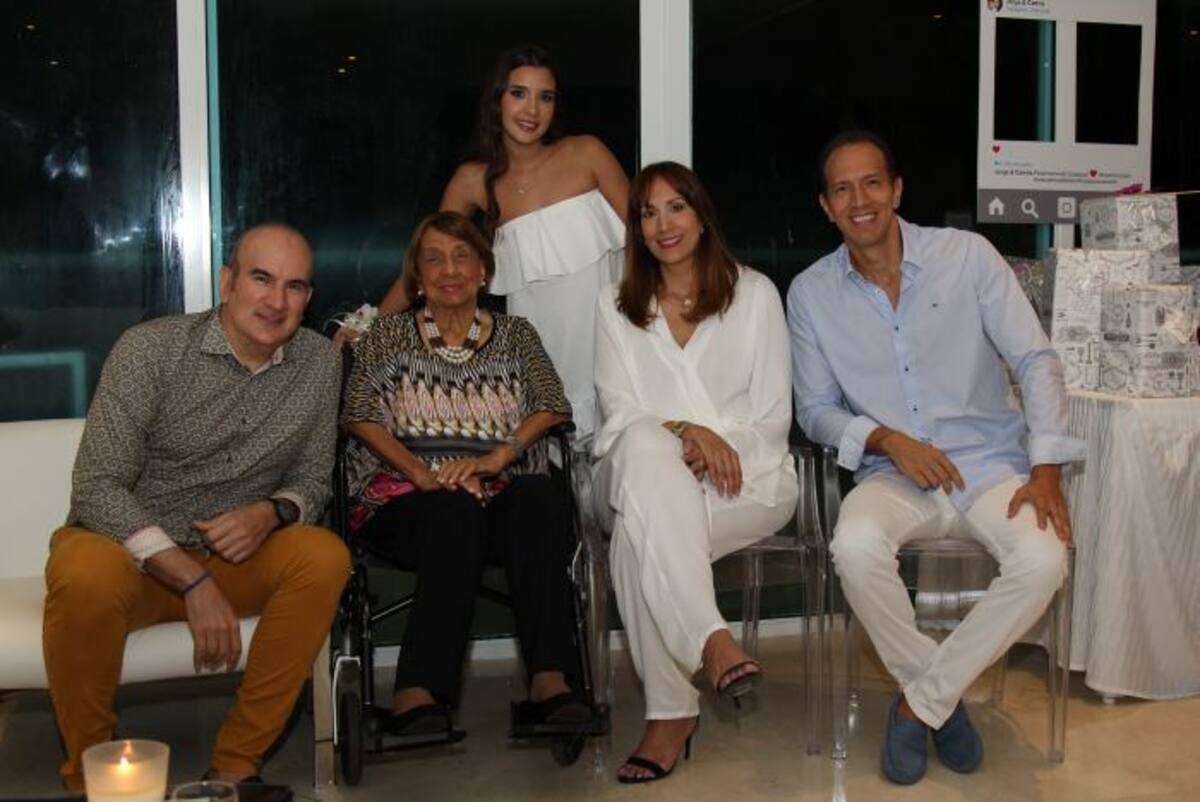 De pie: Camila Echeverry; sentados: Gustavo Castillo, Anita Astralaga de Castillo, Beatriz Castillo y Julio Castillo. KAILLINE GIRALDO
