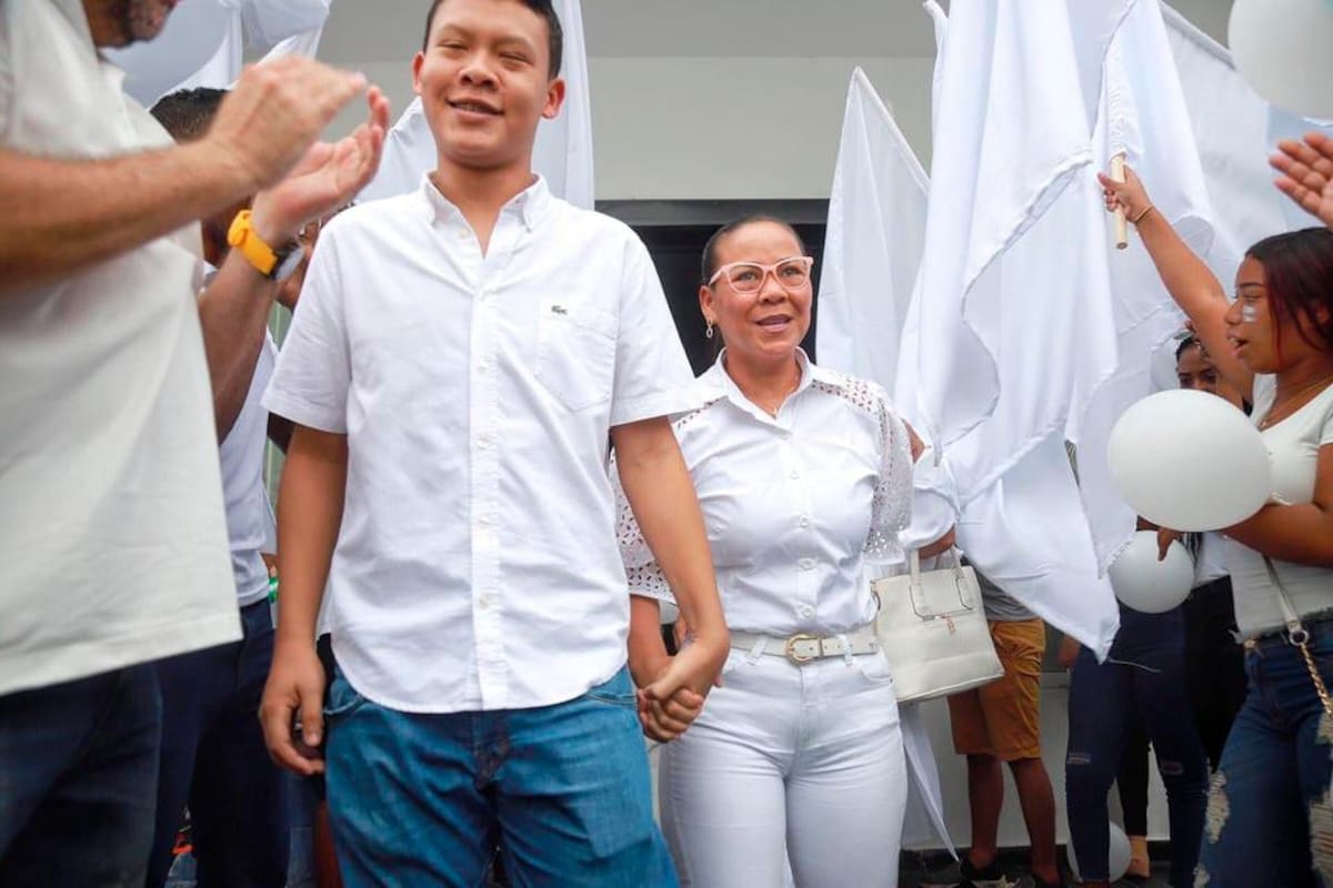 Yolanda Wong Baldiris, tras firmar como candidata a la Alcaldía de Cartagena por el Partido de La U, acompañada de su hijo Jesús. //Fotos: Luis Eduardo Herrán-El universal.