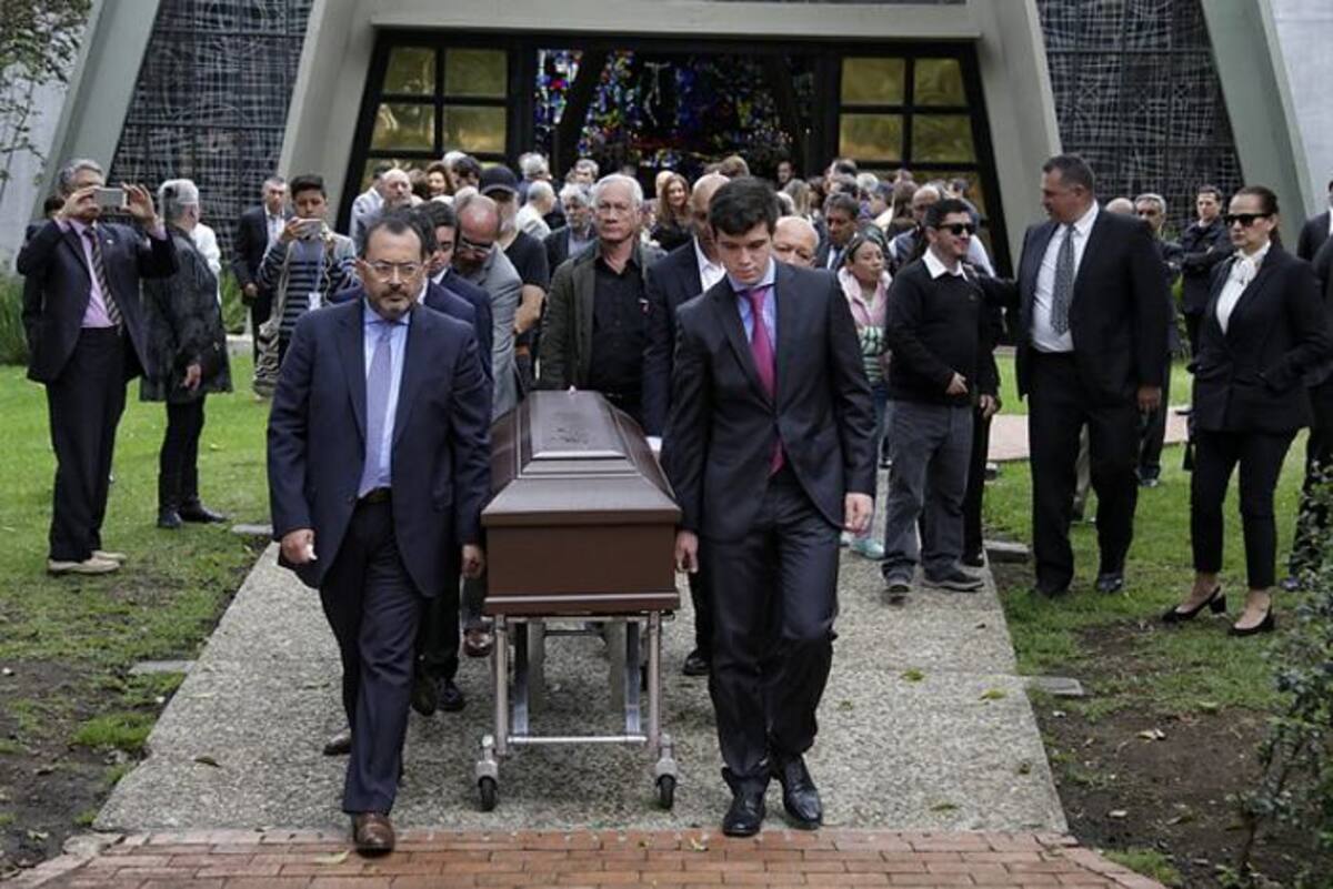 Este domingo a la misa asistieron actores, como Luis Fernando Orozco, quien contó que fueron grandes amigos. COLPRENSA