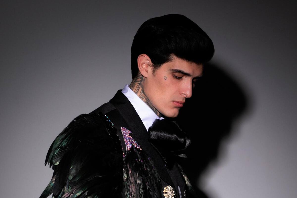 Con mariachi, Adriel Favela se presenta “En este amor”
