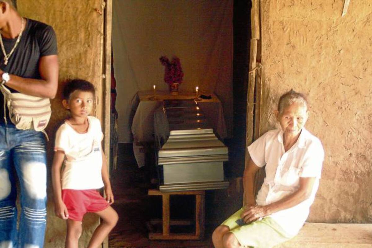 El cuerpo del joven fue velado por familiares y amigos en su humilde vivienda.