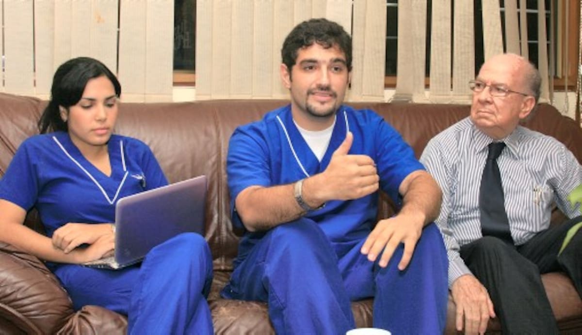 Los estudiantes Katia Gutiérrez y Juan Sebastián Isaza junto al médico Lázaro Pérez Estarita, decano de la Facultad de Medicina de la Universidad del Sinú. Maruja Parra/El Universal