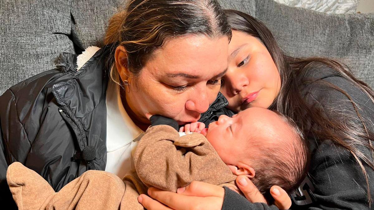 Gloria Camargo, cargando en sus brazos, por primera vez, la semilla de la vida y esperanza: el pequeño Juan José. //George Barva - Corresponsal EE. UU.