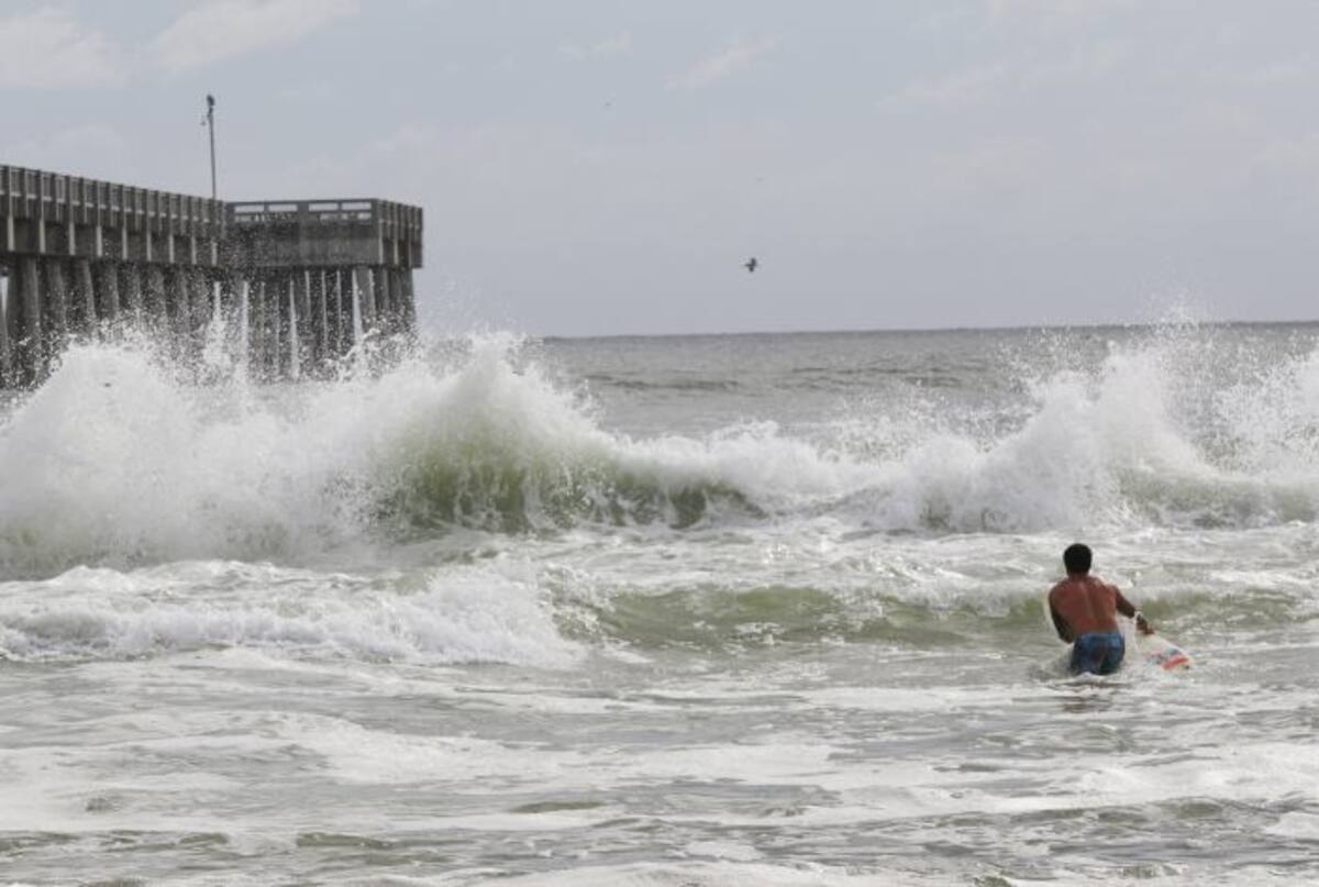 Este aumento del nivel del mar, provocado por la marea, el fuerte oleaje y una fuerte marejada ciclónica, pudiera ser de hasta 3,9 metros de altura en algunos puntos de la costa floridana. efe