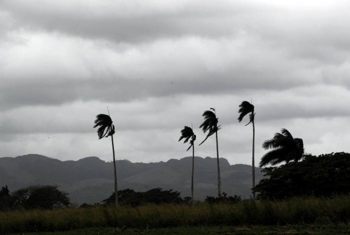 Los vientos huracanados del ciclón alcanzan las 25 millas (35 kilómetros) desde el centro del sistema y los de tormenta tropical llegan a las 140 millas (220 kilómetros). EFE