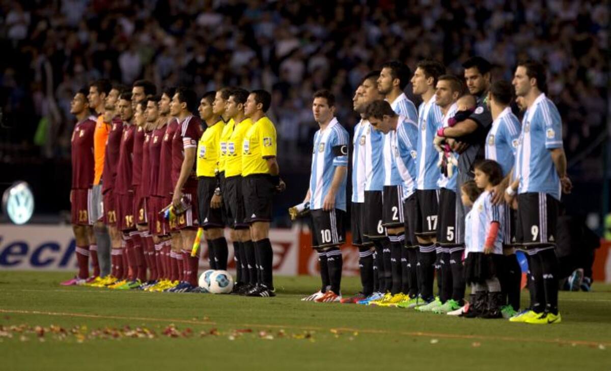 El simbólico minuto de silencio, por la muerte del lider venezolano, se realizó entre aplausos y algunos silbidos en el estadio Monumental de la capital argentina.