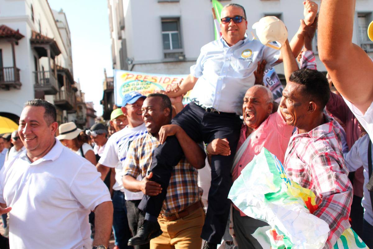 El alcalde Pedrito Pereira bajó de su despacho hasta la plaza y fue alzado en hombros por simpatizantes.//Óscar díaz