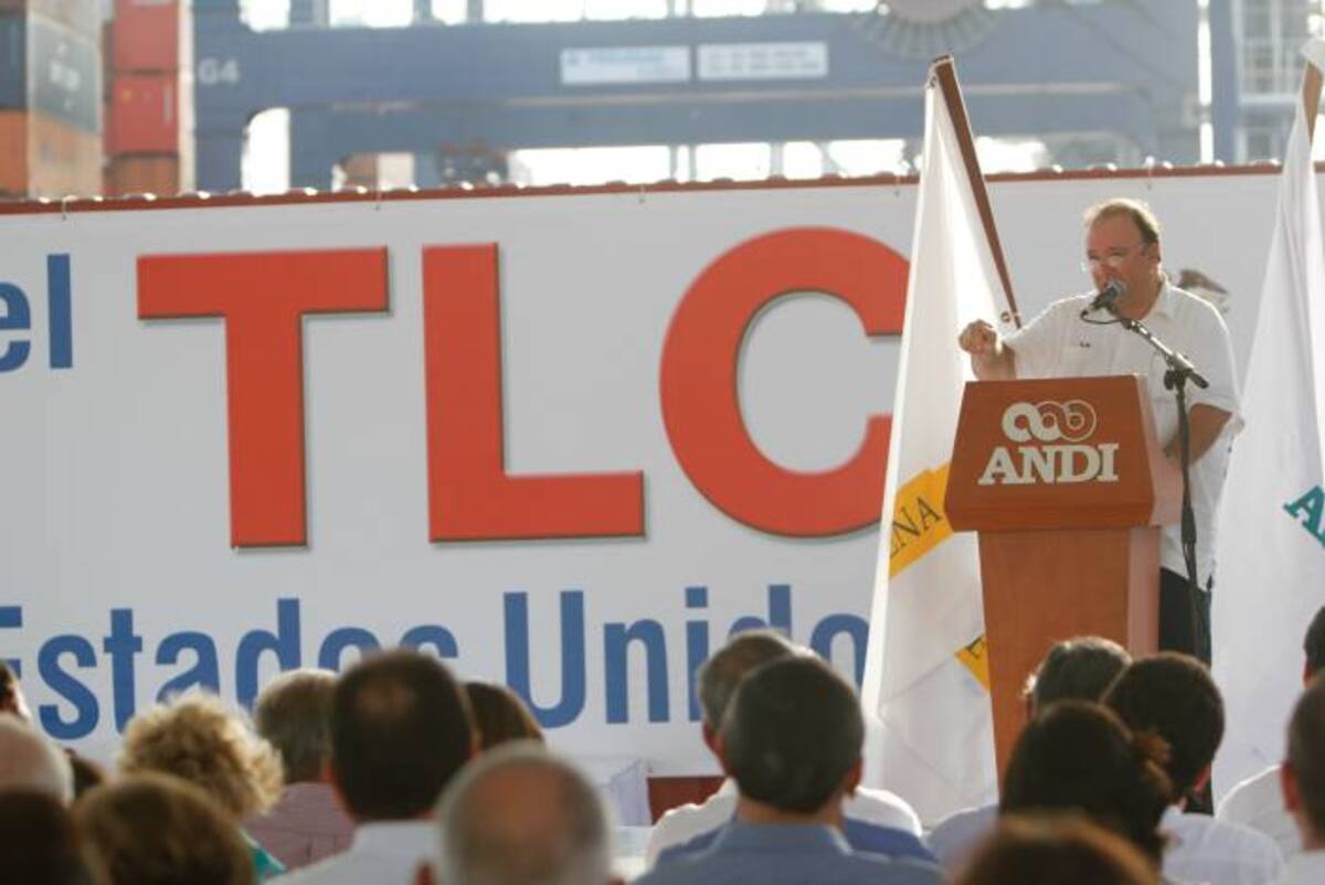 Luis Carlos Villegas, presidente de la Andi, durante el acto de embarque del primer contenedor a Estados Unidos con productos colombianos bajo el tratado de libre comercio, ayer en la Sociedad Portuaria. OSCAR DÍAZ - EL UNIVERSAL