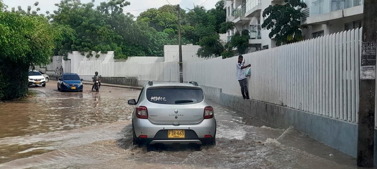 Así se ven las calles de El Country en medio del aguacero.
