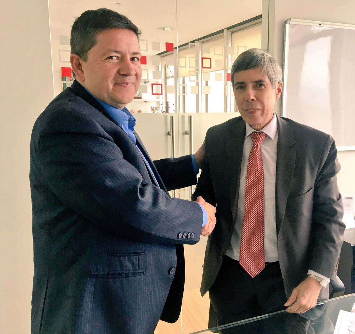 Alan Jara, director de la Unidad para las Víctimas y Gabriel Camero, presidente de la seccional Cundinamarca de la Cruz Roja. Cortesía.
