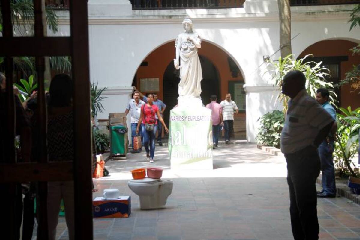 La gente llenó el recinto de bacinillas y papel higiénico para manifestar su inconformidad con el problema de la falta de baños. Aroldo Mestre Alcántara/ El Universal