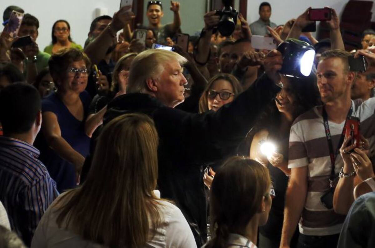 El presidente de Estados Unidos, Donald Trump (c), saluda a un grupo de personas durante su visita al municipio de Guaynabo, en Puerto Rico. EFE Thais Llorca