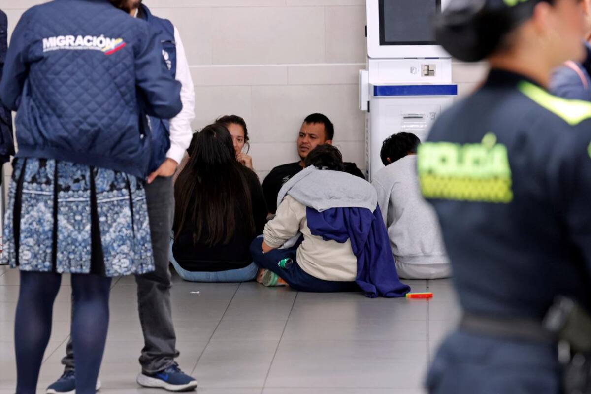 “Nos encadenaron manos, pies y cintura”: colombianos deportados de EE. UU.
