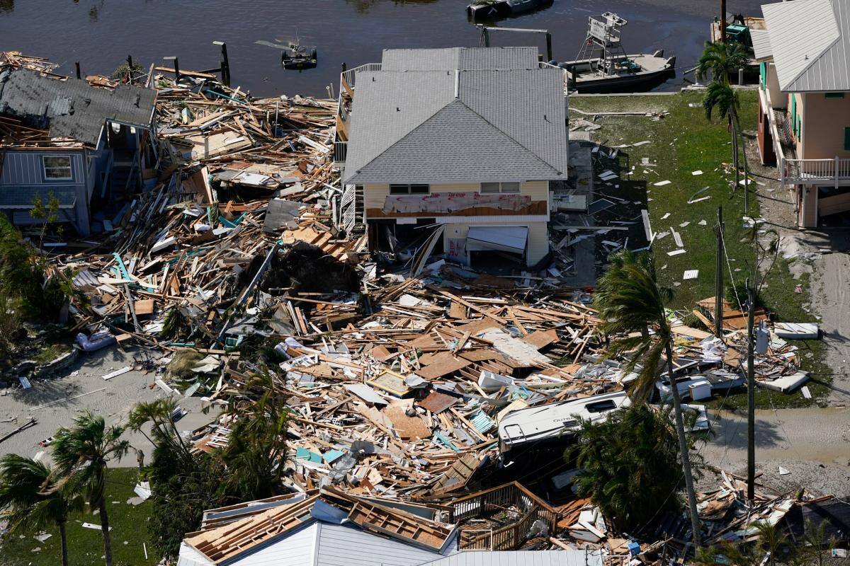 Foto aérea tomada con un dron muestra los daños causados por el huracán Ian en Fort Myers, Florida. //AP