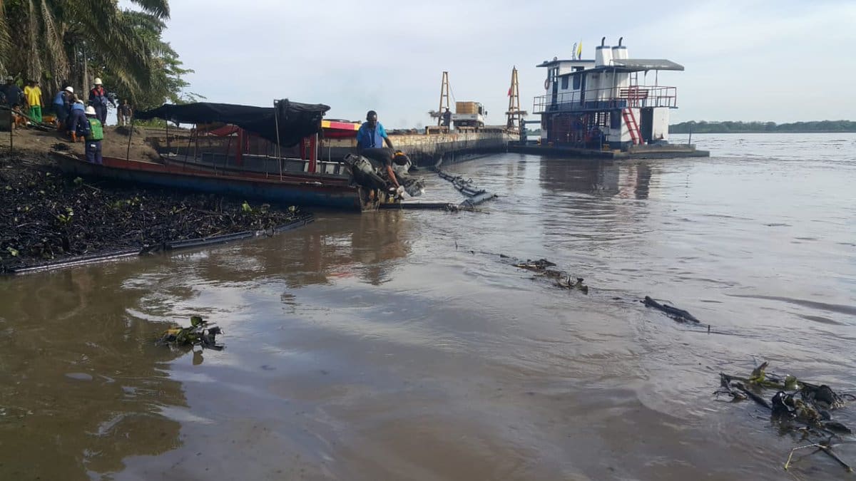 Ecopetrol instaló 100 metros lineales de barrera para recoger el crudo derramado en el río. Cortesía
