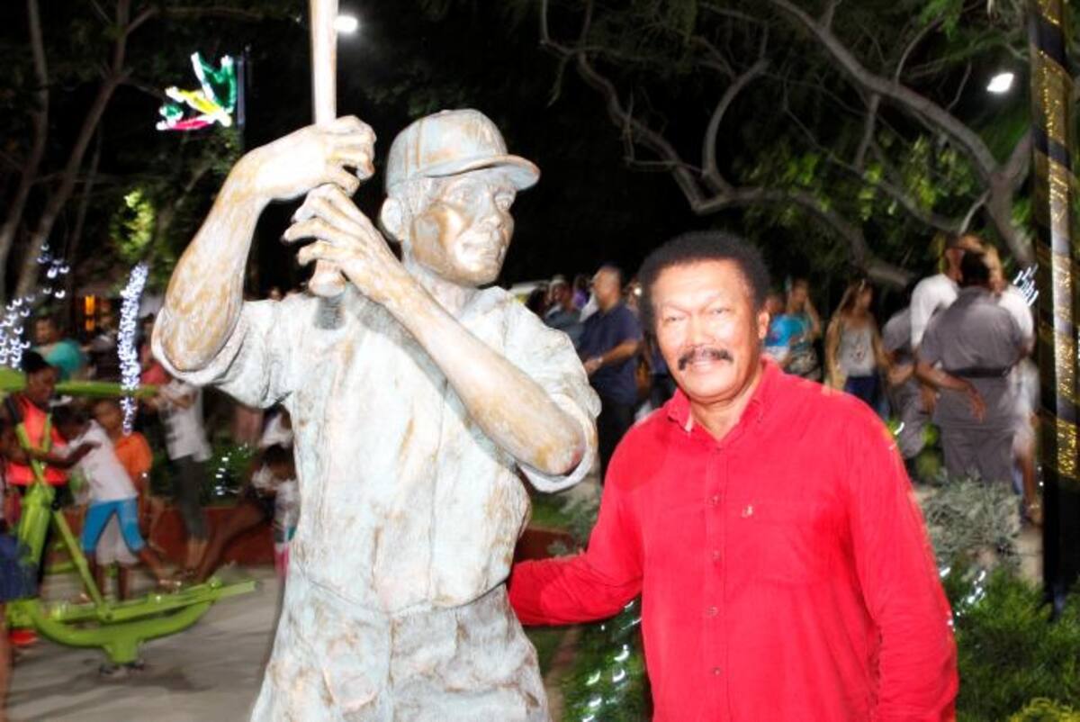 El beisbolista Orlando ‘Ñato’ Ramírez posa al lado de la escultura hecha en su homenaje. Luis Aparicio