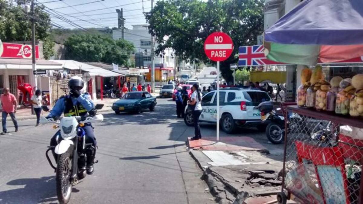 Agentes del Tránsito Distrital controlaban el tráfico en esta calle, en la que constantemete los vehículos transitan en contravía. Foto: El Universal