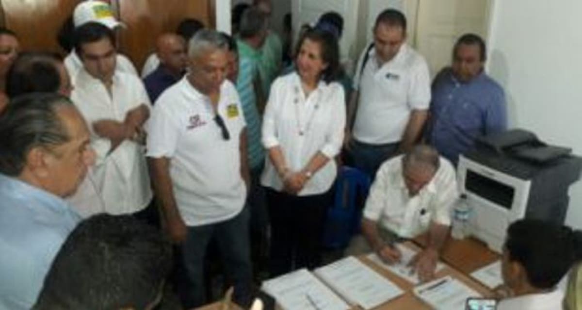 Inscripción del candidato Elber Chagui. El Universal.