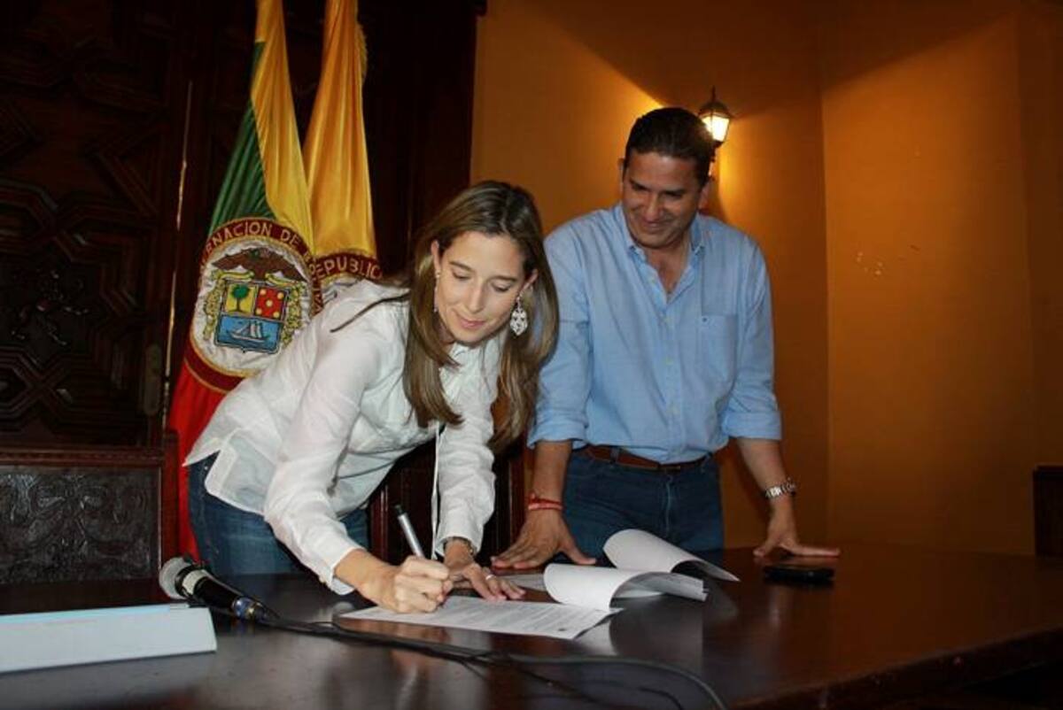 Acuerdo firmado por la alta consejera presidencial para la Equidad de la Mujer, Cristina Plazas Michelsen y el gobernador de Bolívar, Juan Carlos Gossaín. CORTESÍA: LUIS OCAMPO - EL UNIVERSAL