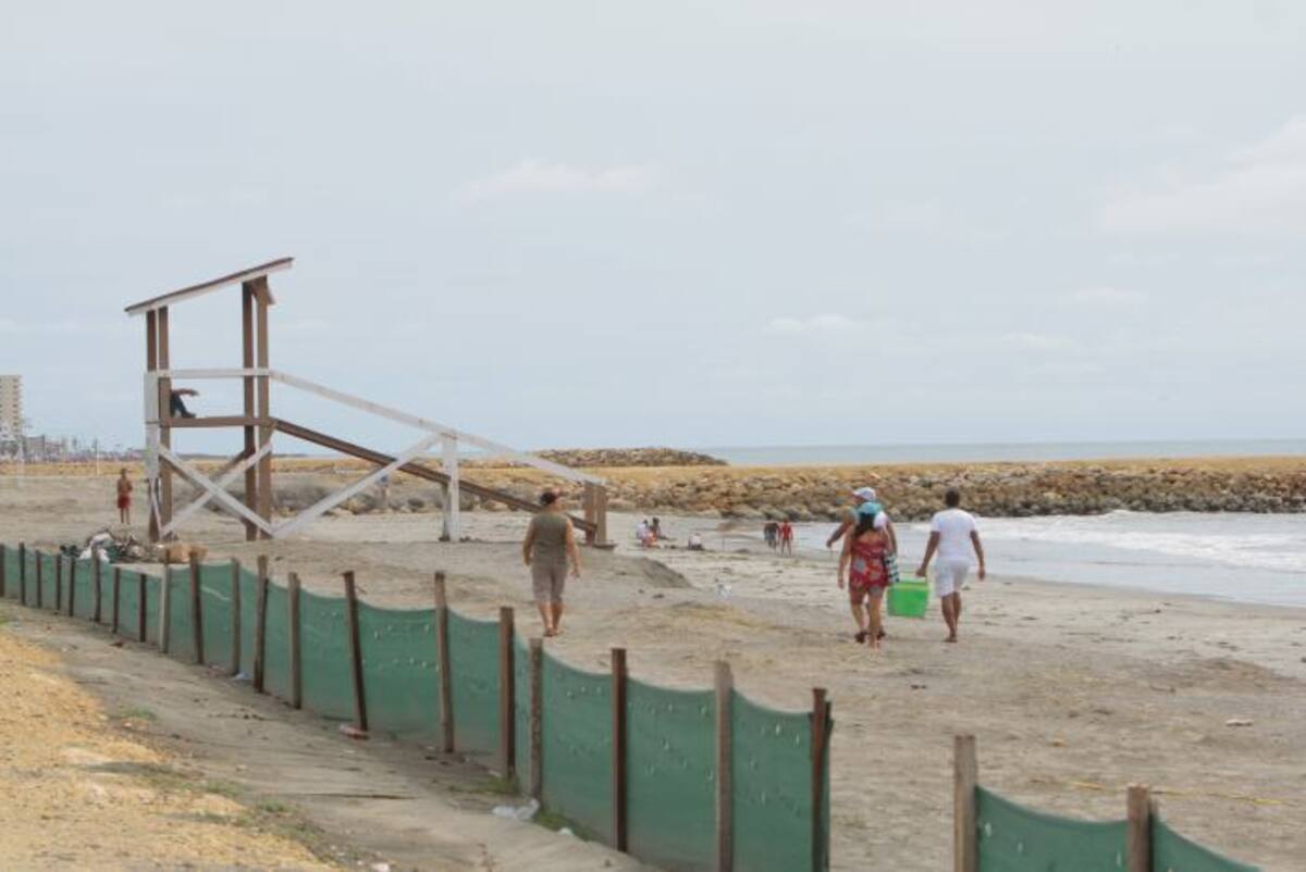 Las playas de Crespo tienen cerramiento para evitar el paso de turistas, pero los bañistas hacen caso omiso a la señalización. Luis Herrán- El Universal