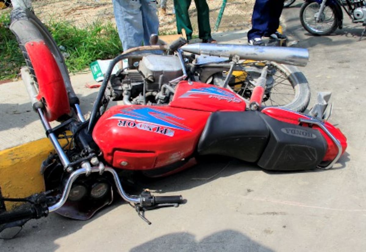 Así quedó la moto Honda Esplendor de placas ZDC-74A chocada por una tractomula en el kilómetro 3 de la vía Mamonal, cuyo conductor quedó herido. Luis Aparicio