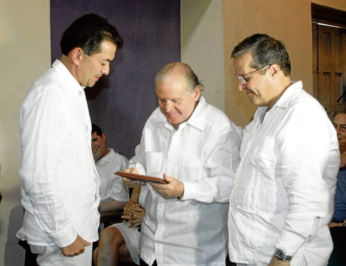 Rodolfo Martínez Tono recibe una placa de reconocimiento de parte del director general del Sena, Luis Alfonso Hoyos Aristizábal. Los acompaña, Diego Martínez Lloreda, director del periódico El País de Cali.