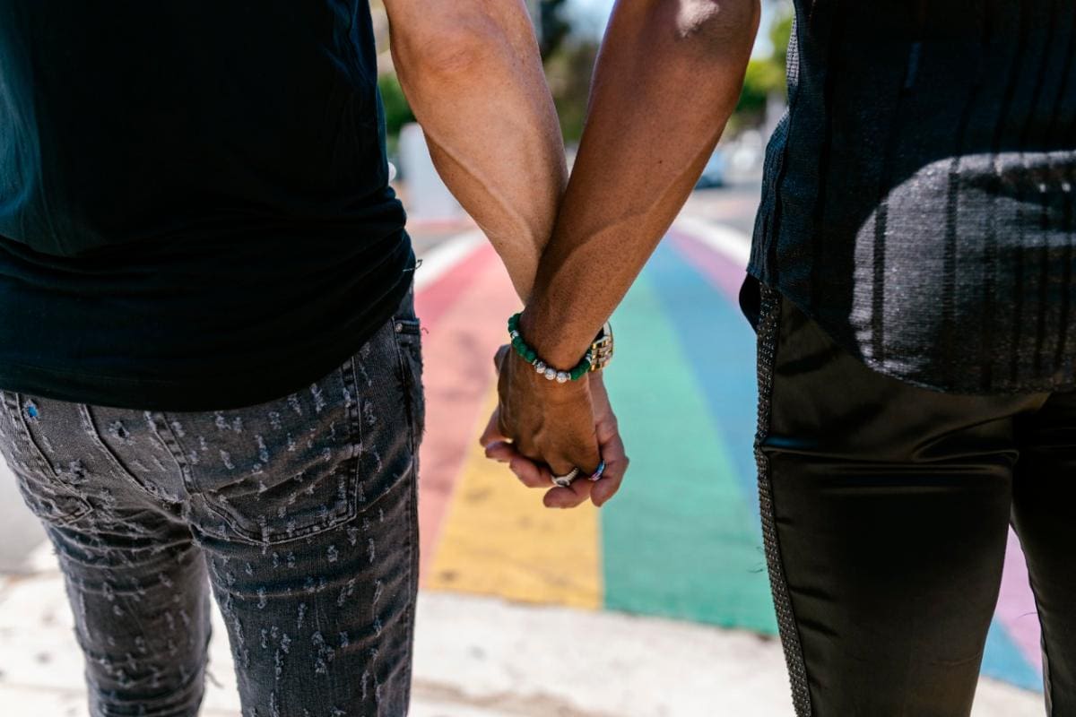 “Me dijo que era gay porque fui abusado”: violencia verbal contra población LGTBI
