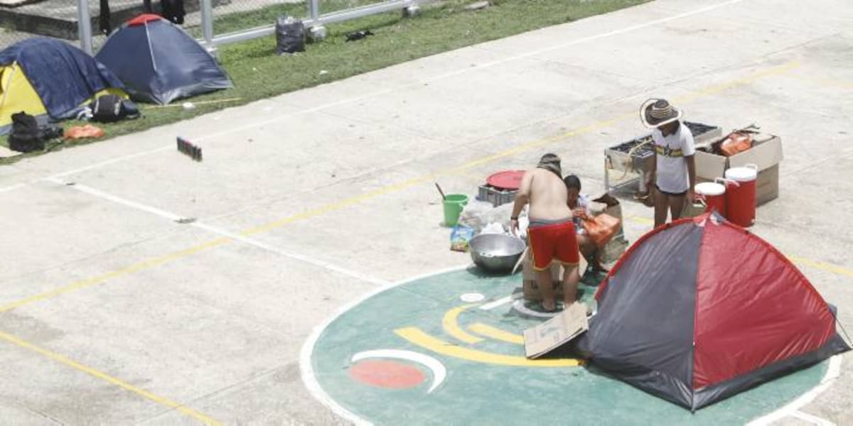 Canchas y parqueaderos del Coliseo Bernardo Caraballo fueron usadas para armar carpas y hacer sancochos comunitarios. JULIO CASTAÑO BELTRÁN - EL UNIVERSAL