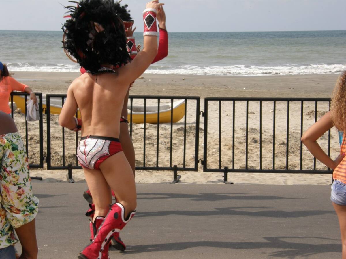 ¿Se dan cuenta que no se ven nada agraciados los señores y jóvenes bailadores de comparsas que usan ropa igual o más destapadas a la que llevan las muchachas…;? ¡Yo creo que hombre es hombre así…; lo que sea…;! Por lo tanto deben vestirse bajo esa condición…; ¡Eso sí…; bailaaan…;!