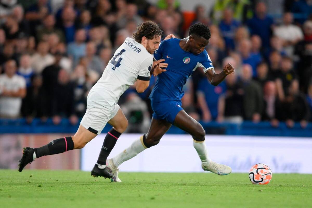 Jugador se desploma y suspenden partido de la Premier League
