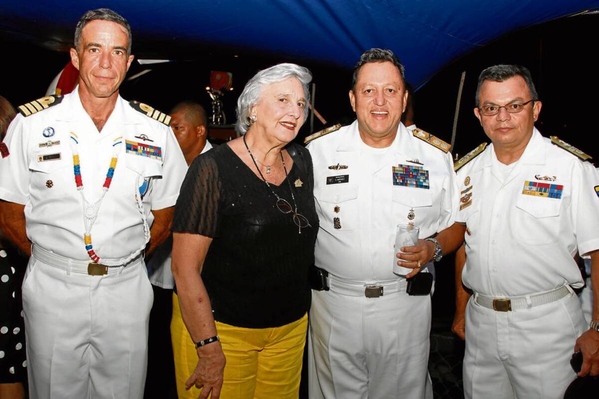 Capitán de Navío, Aníbal Brito; Olga Díaz, cónsul Vene-zuela; el comandante Fuerza Naval del Caribe, contralmirante César Narváez y vicealmirante Roberto Noguera.