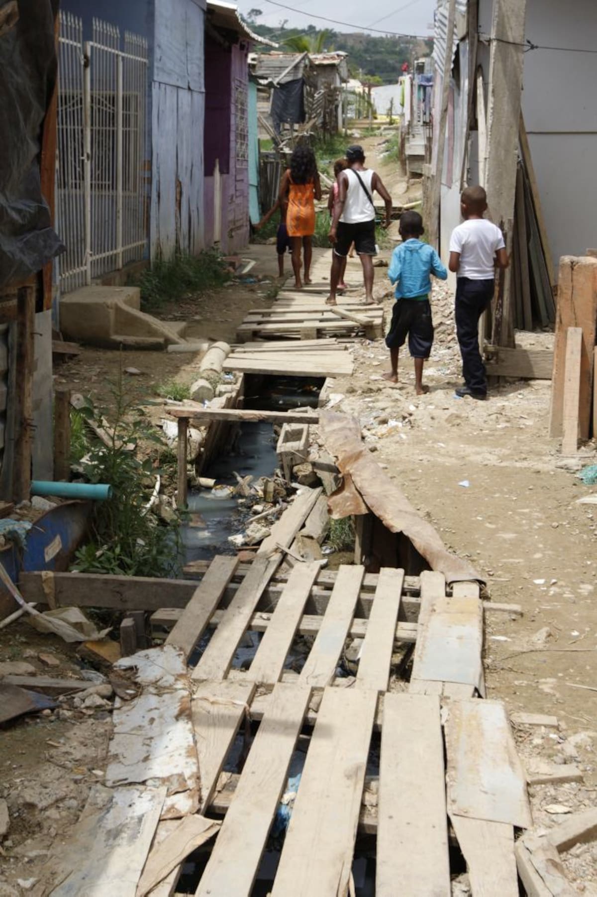 La población infantil es la más afectada con las aguas servidas. Julio Castaño-El Universal
