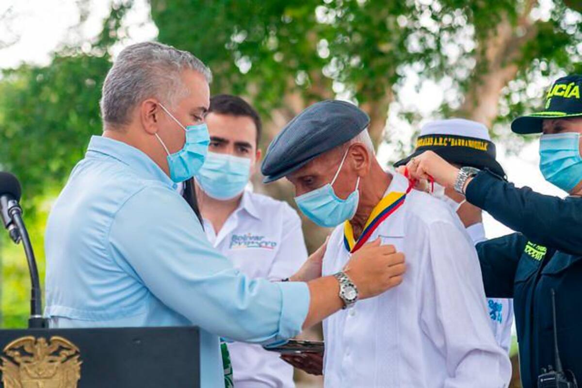 Presidente Duque condecoró al compositor bolivarense Adolfo Pacheco