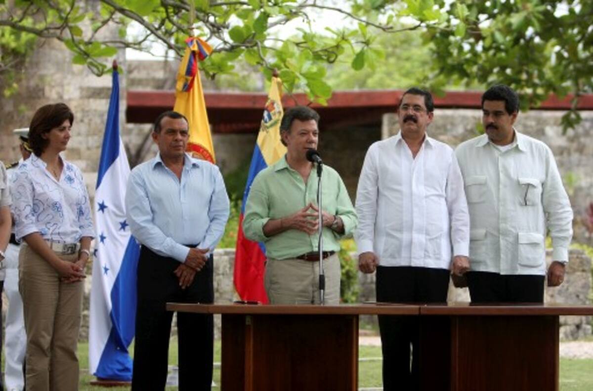 En la imagen, (de izq. a der) la canciller de Colombia María Ángela Holguín, el presidente de Hondura, Porfirio Lobo, el presidente Juan Manuel Santos, el expresidente de Honduras Manuel Zelaya y el canciller de Venezuela Nicolás Maduro, en la Casa de Huéspedes Ilustres. OSCAR DÍAZ