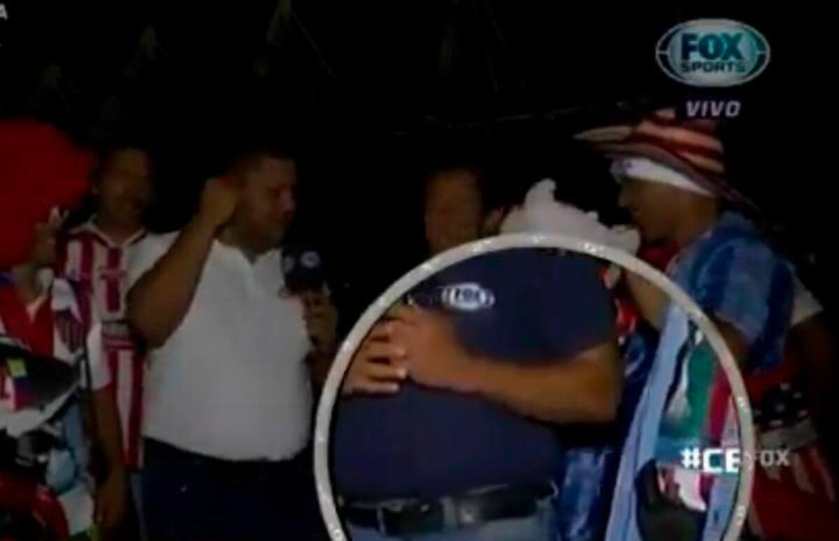 Un supuesto hincha aprovechó la distracción del comunicador social para meterle la mano en el bolsillo y sacarle el celular.