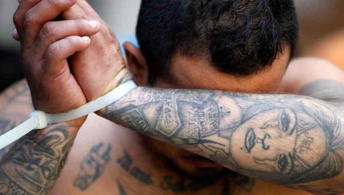 Un líder pandillero y un pastor evangélico figuran entre los 50 capturados. En la diligencia, la Fiscalía de El Salvador ha decomisado 30 automóviles. AP / Archivo