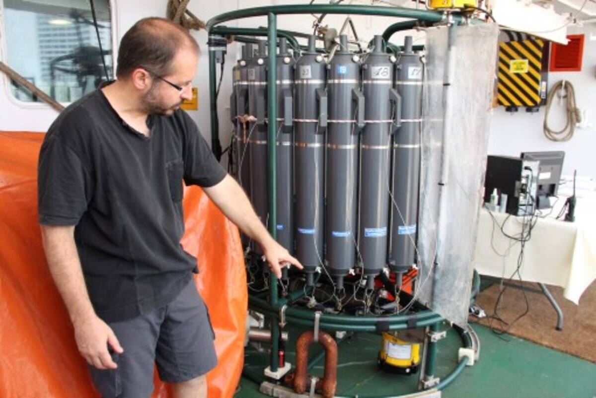 Rafael Simó, jefe científico de la sexta etapa de la expedición de CSIC, muestra uno de los equipos que se sumergen a más de 200 metros para extraer el agua de mar que luego es analizada.