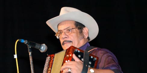 Famoso cantante denunció que están cobrando plata a su nombre