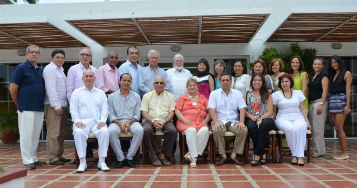 La junta directiva y varios miembros del Capítulo Región Caribe de la Asociación Colombiana para el Avance de la Ciencia en el CLub Naval de Oficiales en Castillogrande. Cortesía