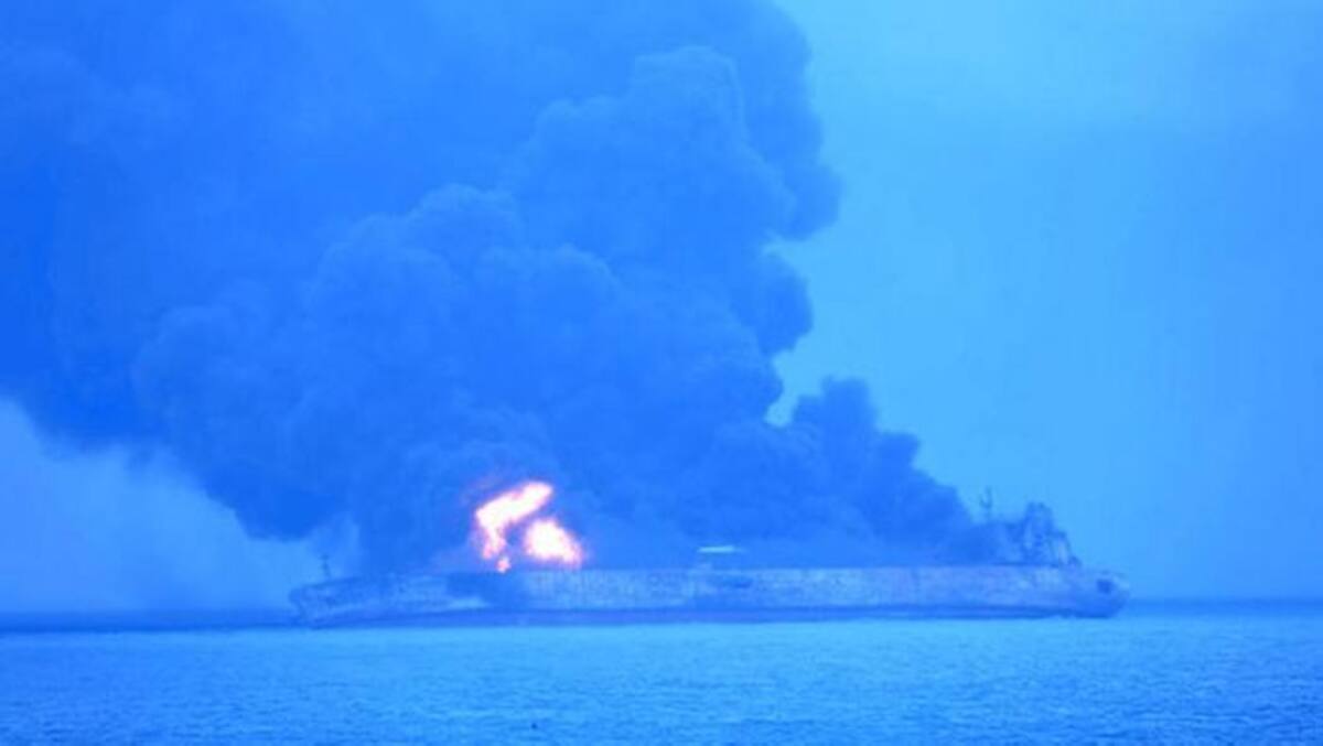 En esta imagen proporcionada por la Guardia Costera surcoreana, el petrolero con bandera panameña Sanchi arde tras una colisión con un mercante hongkonés cerca de la costa oriental china, el domingo 7 de enero de 2018. AP