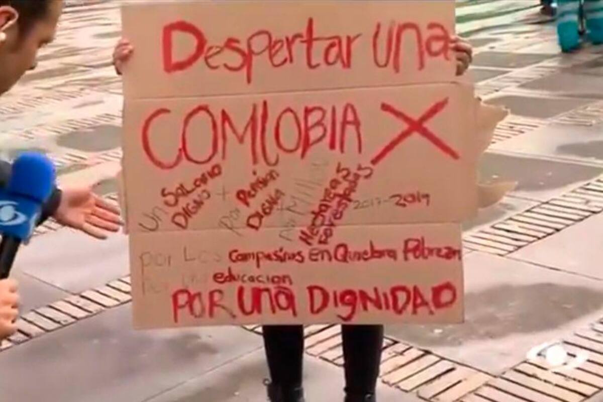 Error en cartel de mujer que protesta en Bogotá se volvió tendencia