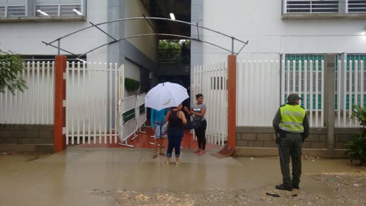 Entrada al puesto de votación en el colegio Camilo Torres en El Pozón. Lía Miranda.