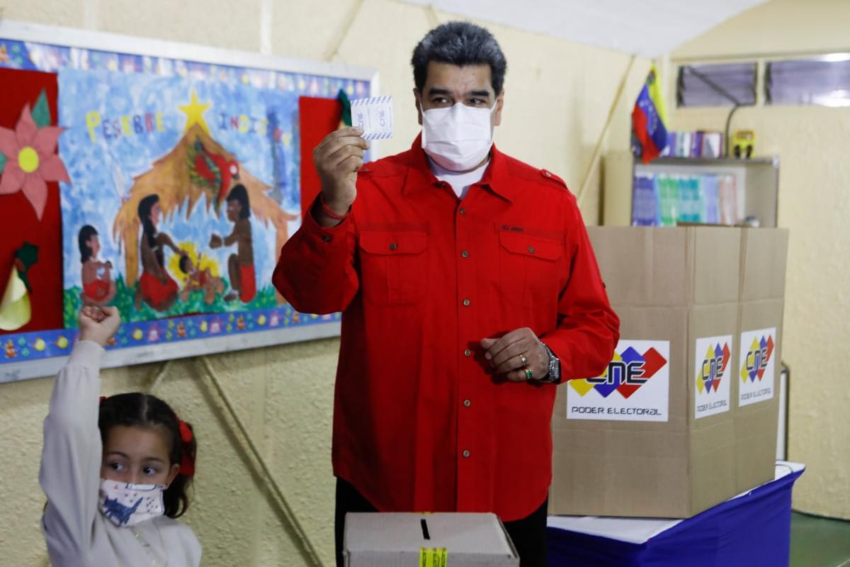 Maduro aplaude el sistema electoral venezolano tras emitir su voto